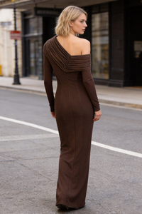 Vestido largo drapeado asimétrico con cuello alto