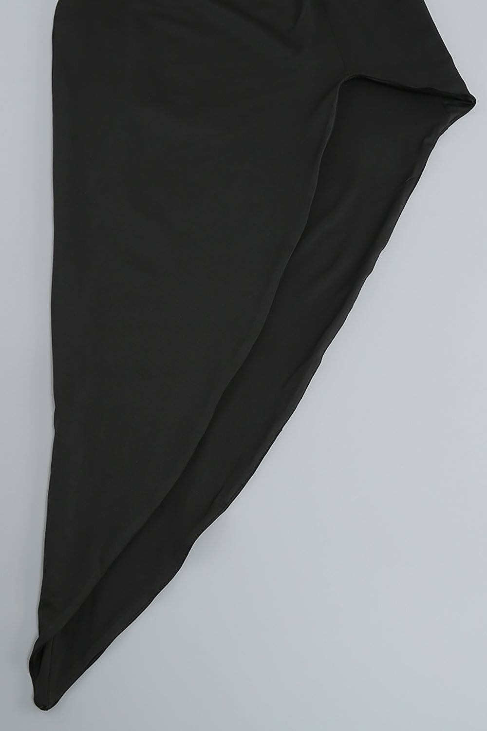 Vestido midi con abertura elíptica y un solo hombro en negro