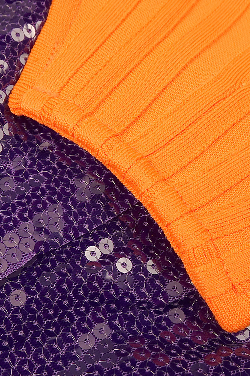Bustier bandag con ribete de plumas en naranja y pantalón de ajuste relajado con lentejuelas en morado