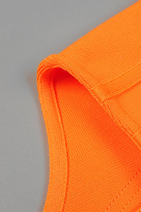 Bustier Bandag com acabamento em penas em laranja e calças relaxadas de lantejoulas em roxo