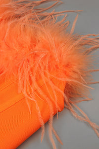 Bustier bandag con ribete de plumas en naranja y pantalón de ajuste relajado con lentejuelas en morado