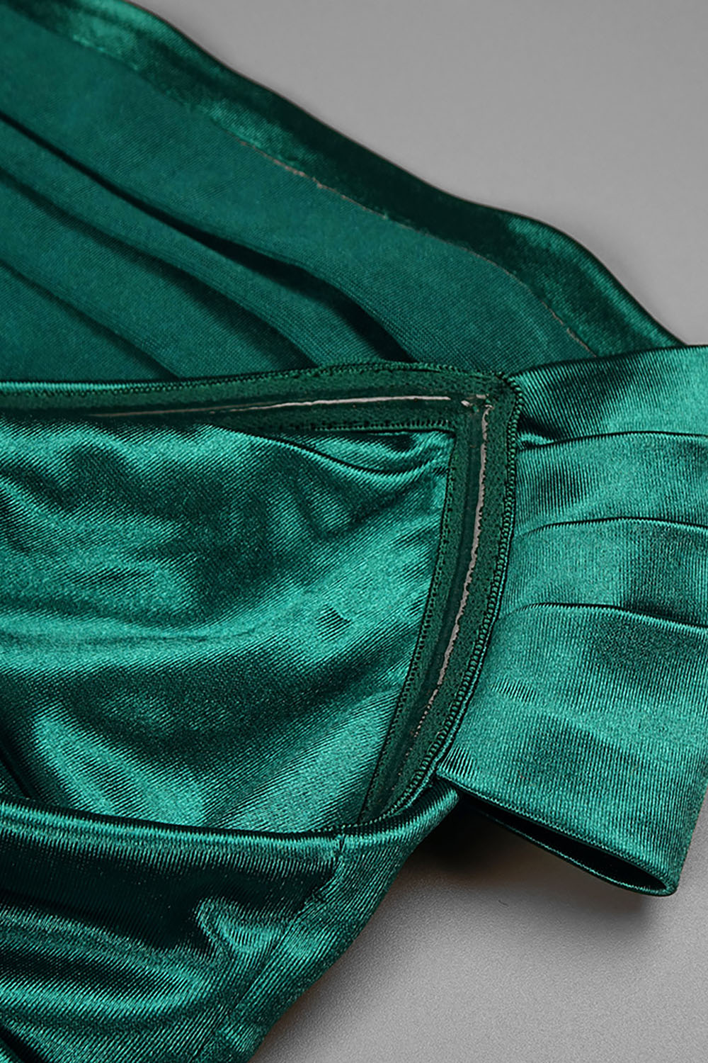 Vestido maxi verde sem alças drapeado com fenda
