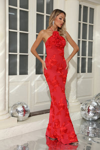 Vestido con cuello halter y estampado floral en 3D en color rojo