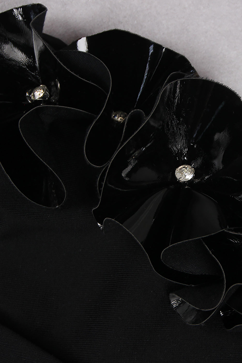 Vestido midi con flores de cuero en 3D y halter en negro