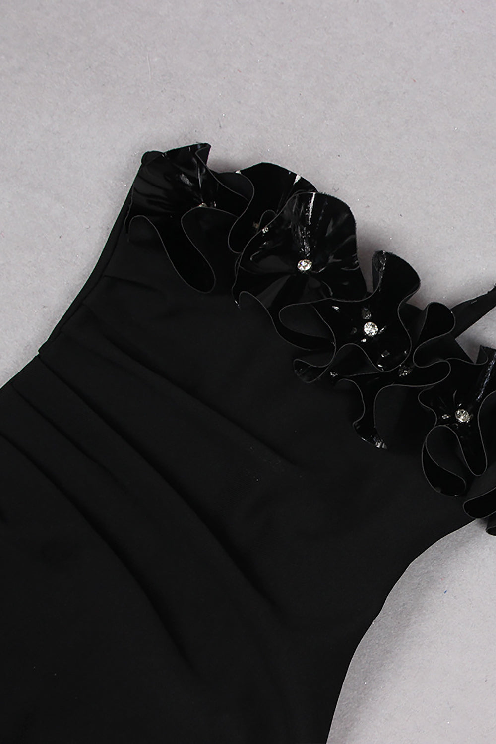 Vestido midi con flores de cuero en 3D y halter en negro