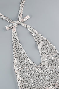 Vestido con escote halter y lentejuelas en color gris