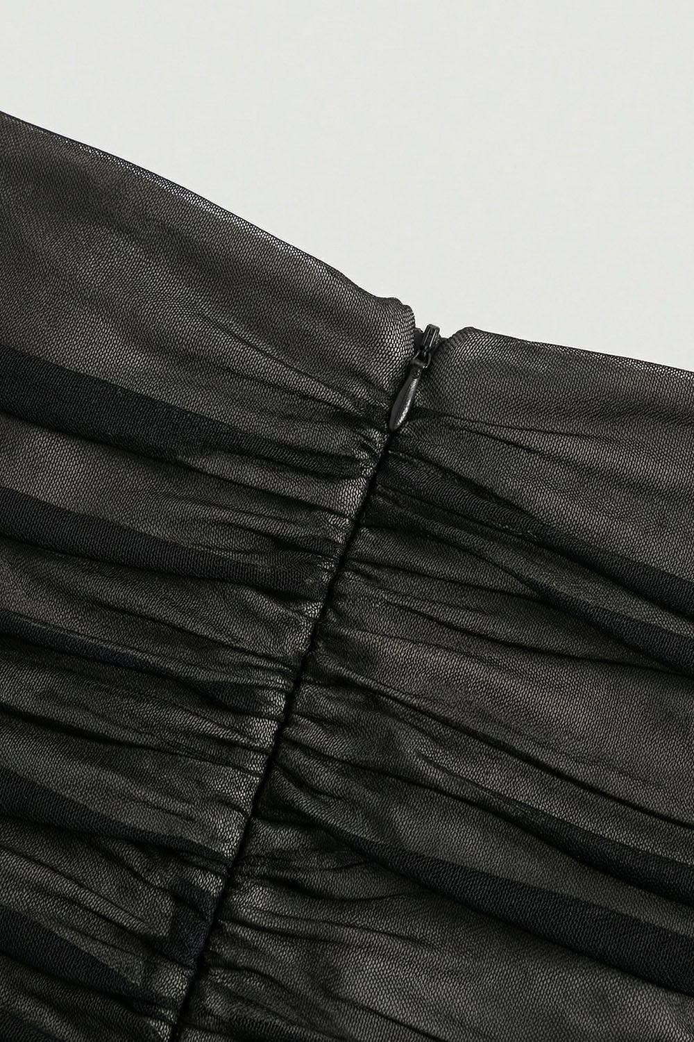 Vestido com decote halter e drapeado