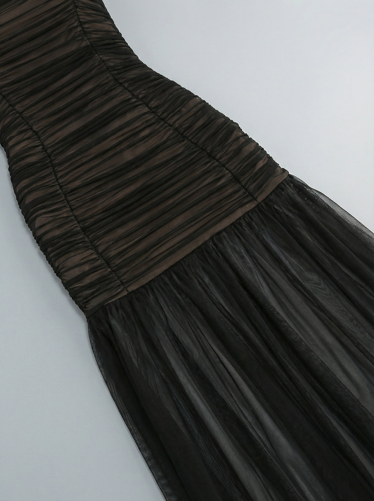 Vestido com decote halter e drapeado