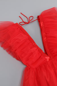 Vestido vermelho com decote em V e babados em malha de tule evasê