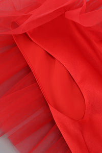 Vestido vermelho com decote em V e babados em malha de tule evasê