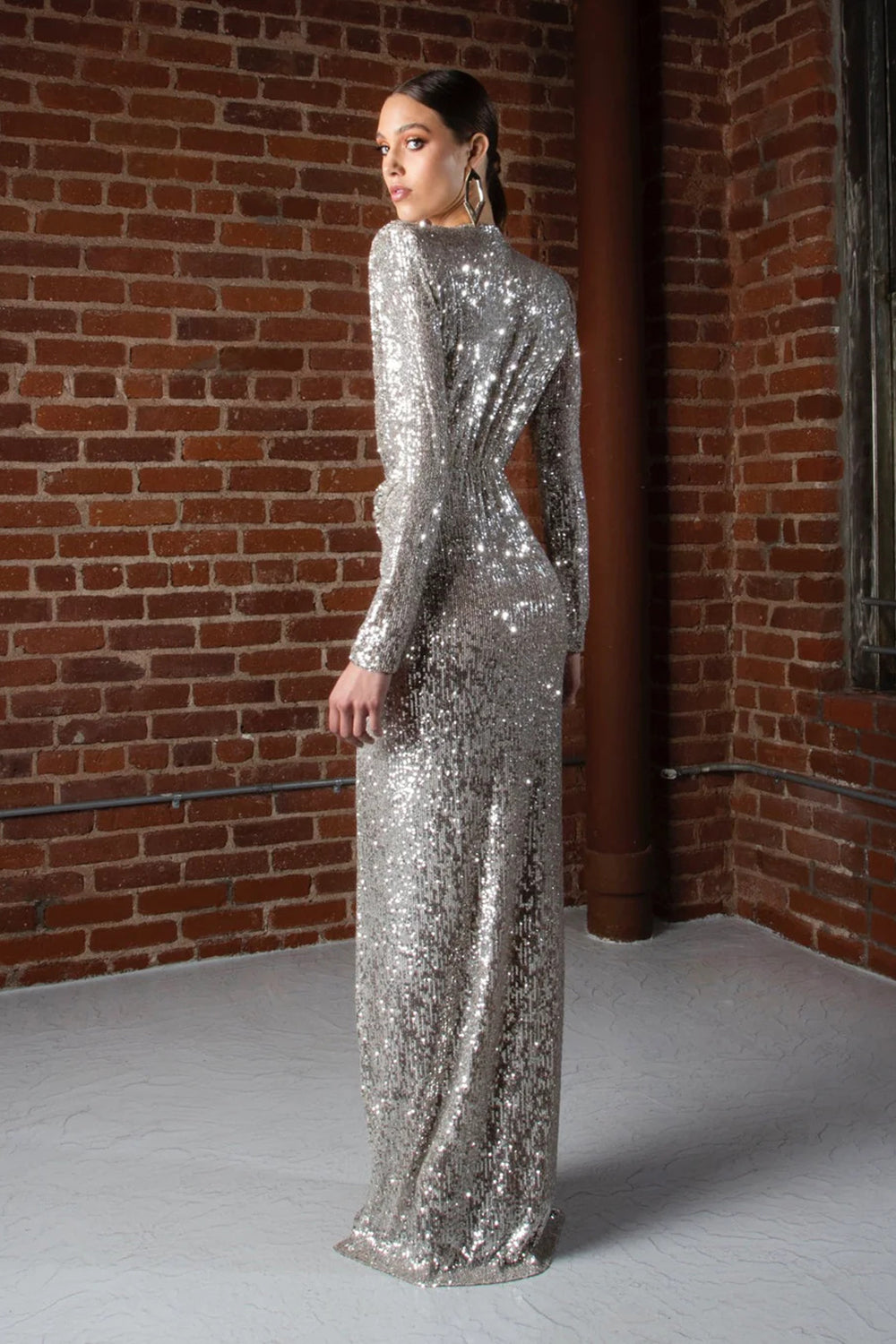 Vestido con escote halter y lentejuelas en color gris