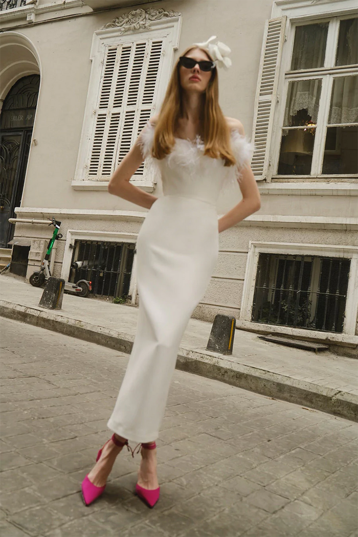 Vestido midi ajustado con aberturas y ribete de plumas sin tirantes