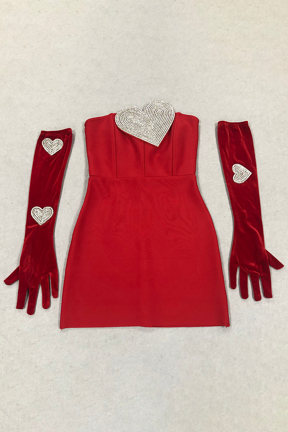 Vestido mini sin tirantes con corazón de cristal y guantes