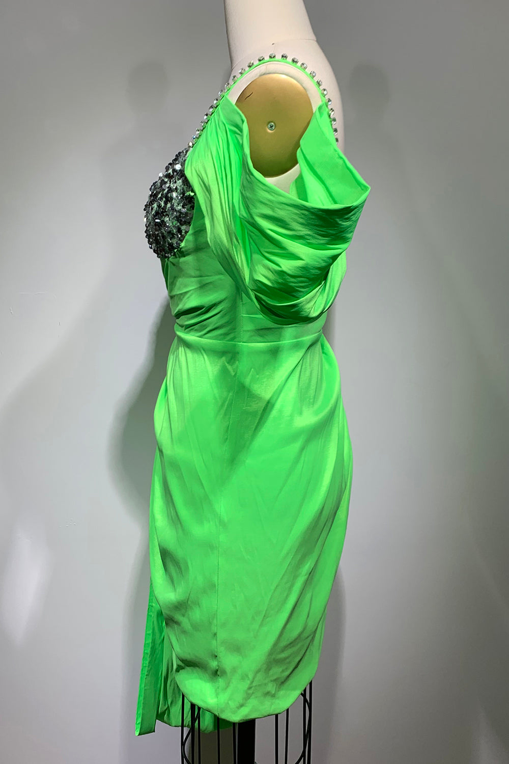 Vestido assimétrico de cetim verde com tiras de cristais e miçangas
