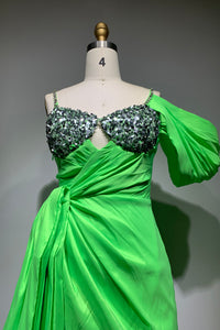 Vestido assimétrico de cetim verde com tiras de cristais e miçangas