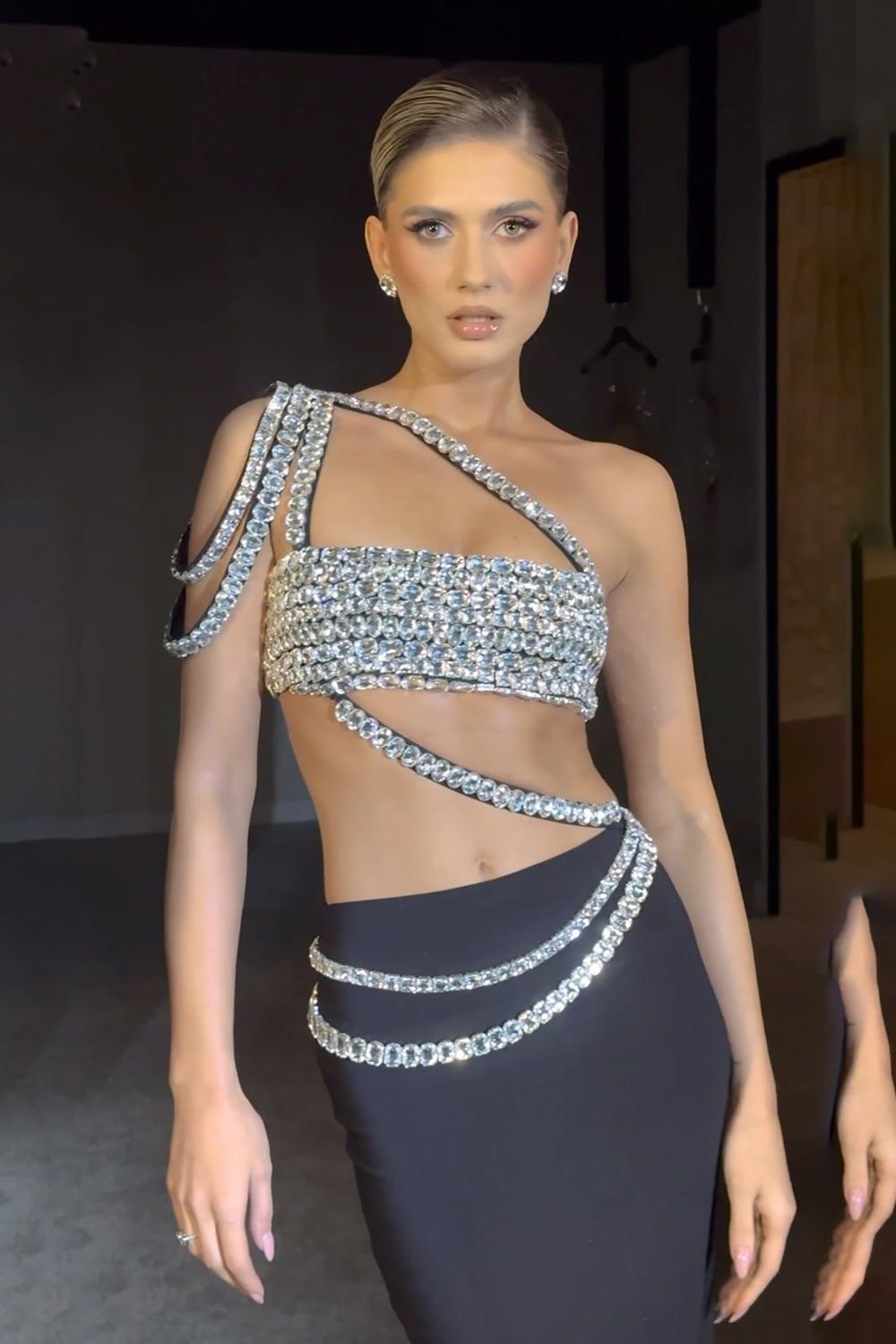 Vestido longo de um ombro só com strass