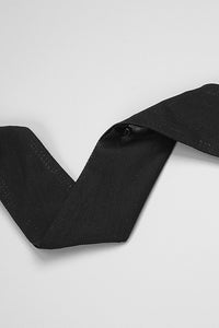 Vestido transparente com decote assimétrico e detalhe de flor de antúrio em preto