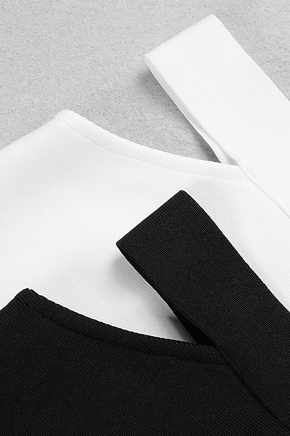 Conjunto de vendaje de dos piezas con falda larga de cintura alta y top corto sin tirantes en negro y blanco