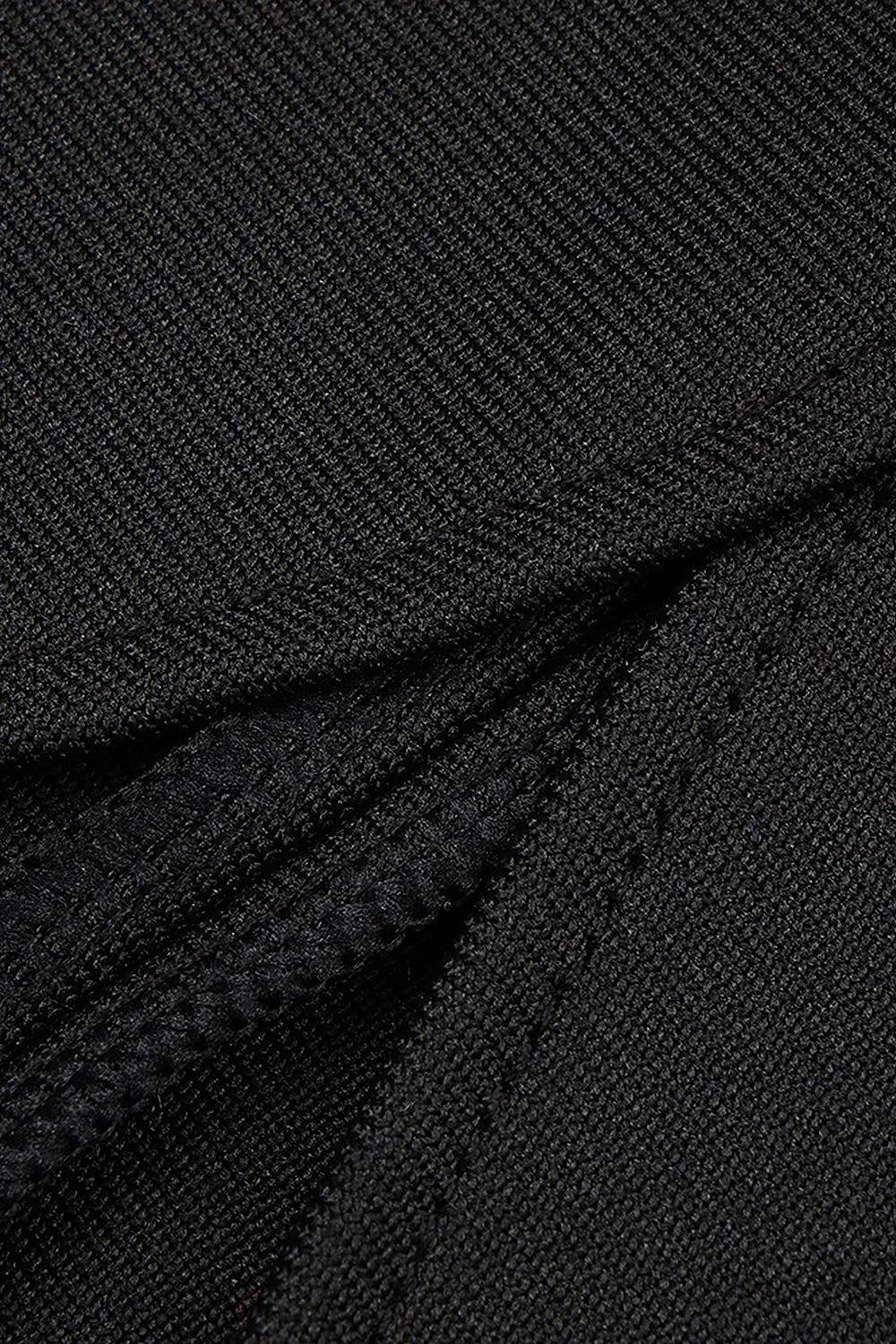 Chaqueta negra con escote en V profundo y falda lápiz con tiras