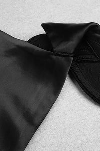 Vestido largo negro con escote halter y espalda descubierta y escote en forma de sirena