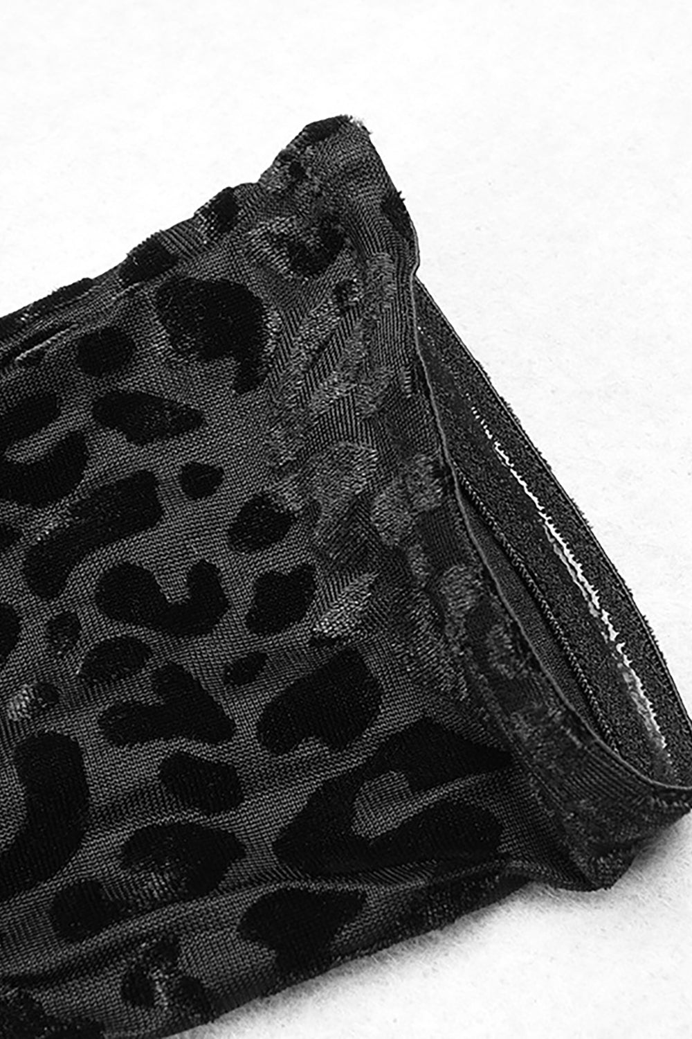 Vestido ajustado con hombros descubiertos y guantes de noche de leopardo en negro