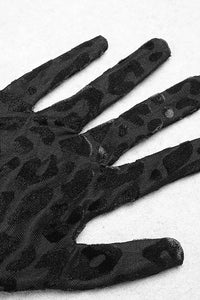 Vestido ajustado con hombros descubiertos y guantes de noche de leopardo en negro