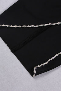 Vestido negro con escote en O y abertura con cristales recortados