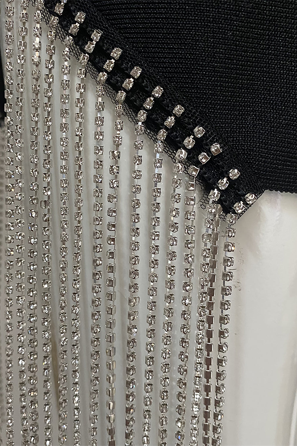Mini vestido ajustado con borlas de diamantes y malla con mangas abullonadas y hombros descubiertos
