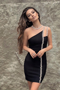Vestido negro con tiras y diamantes de un solo hombro