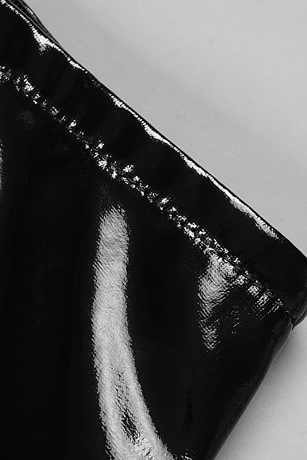 Conjunto de duas peças em PU preto com top com cadarço e saia longa lápis