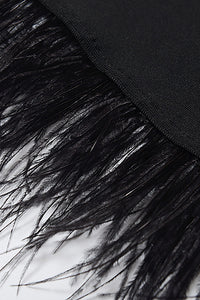 Vestido preto sem mangas com faixas divididas em penas midi