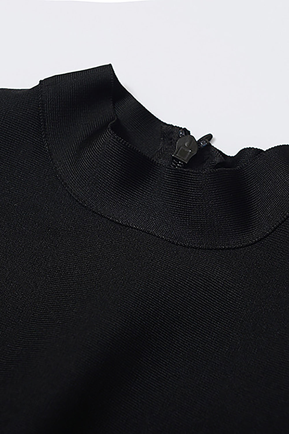 Vestido preto sem mangas com faixas divididas em penas midi