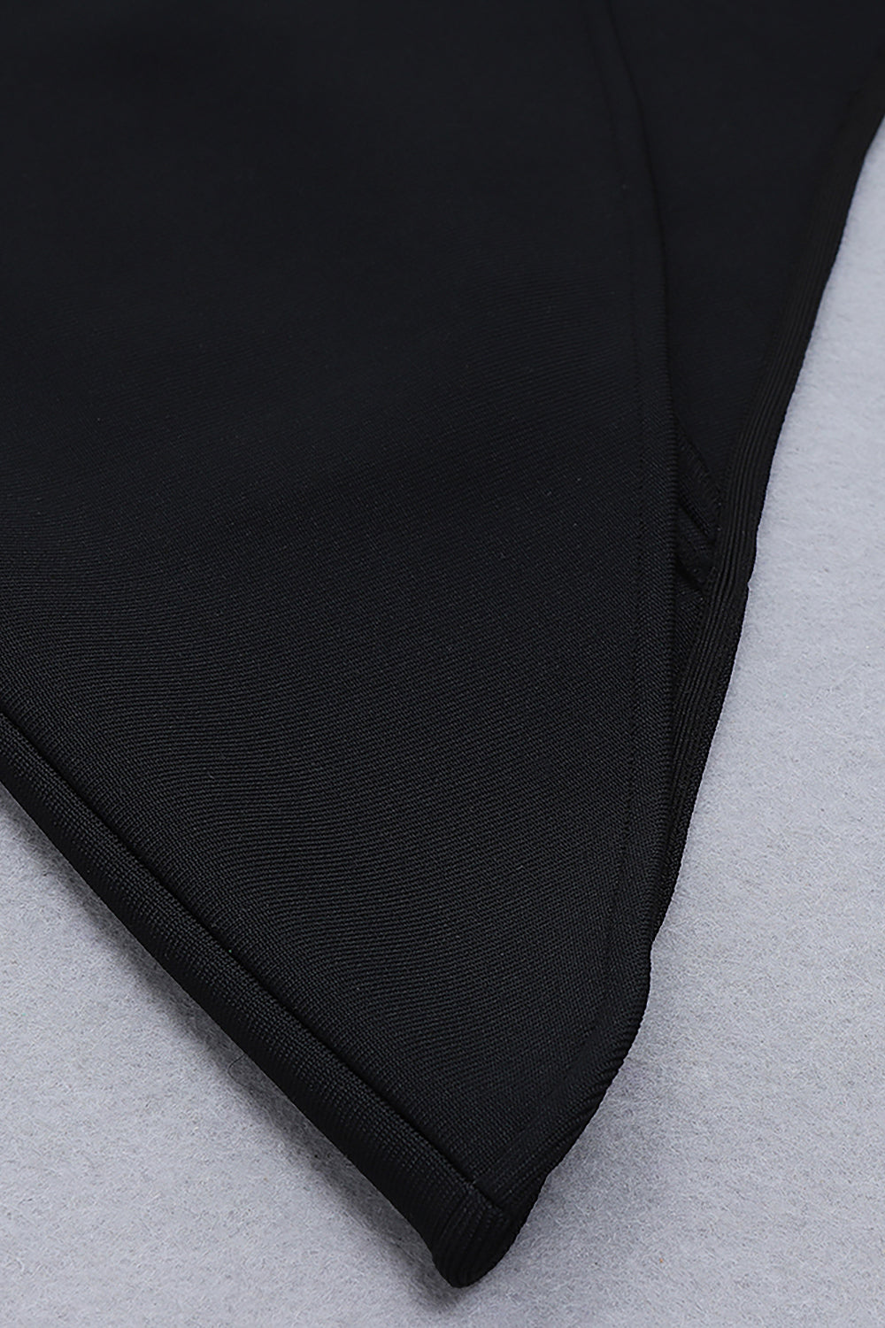 Vestido vendaje asimétrico hueco con tirantes finos negro