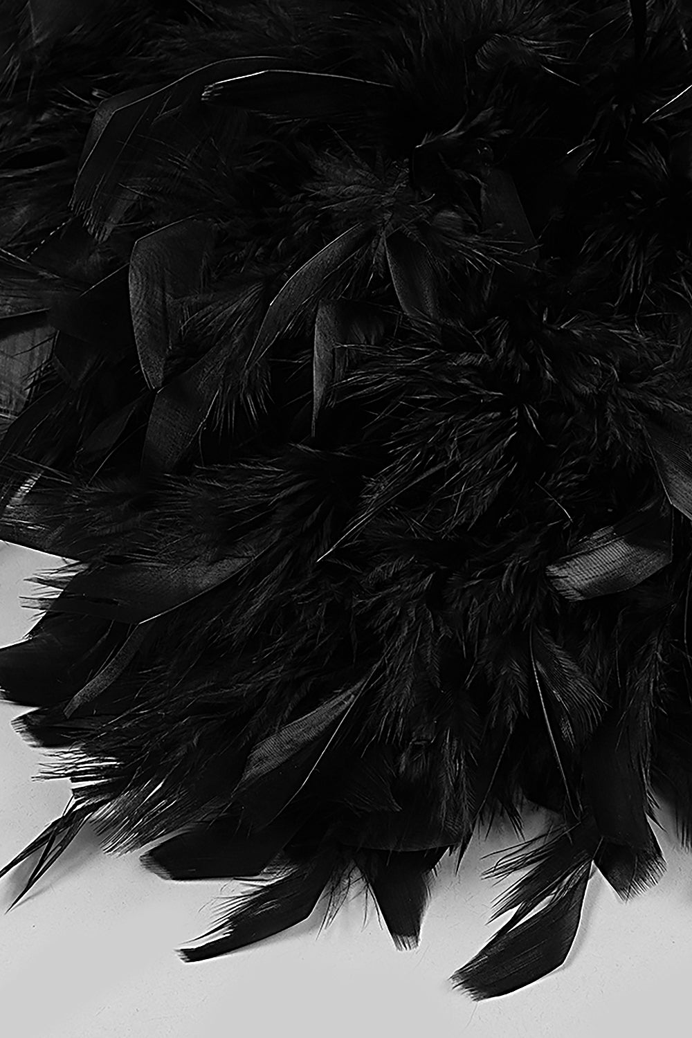 Minivestido negro con plumas y malla de lentejuelas sin tirantes