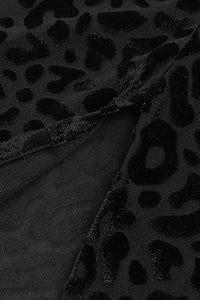 Vestido midi de manga larga de leopardo con cuello alto morado