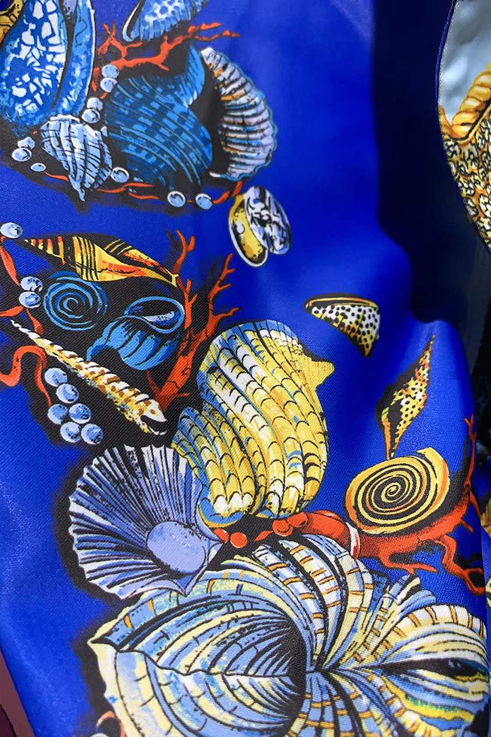 Minifalda con estampado de flores azul Top corto con tiras y lentejuelas