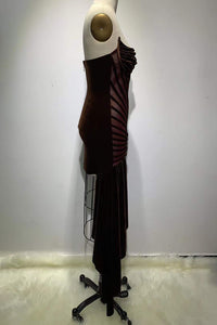 Vestido asimétrico sin tirantes con abertura alta de terciopelo en marrón burdeos