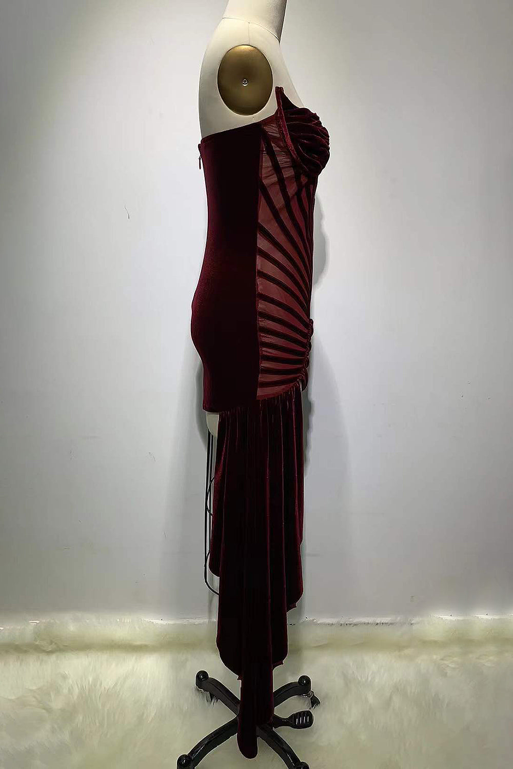 Vestido assimétrico sem alças de veludo com divisão alta em marrom Borgonha