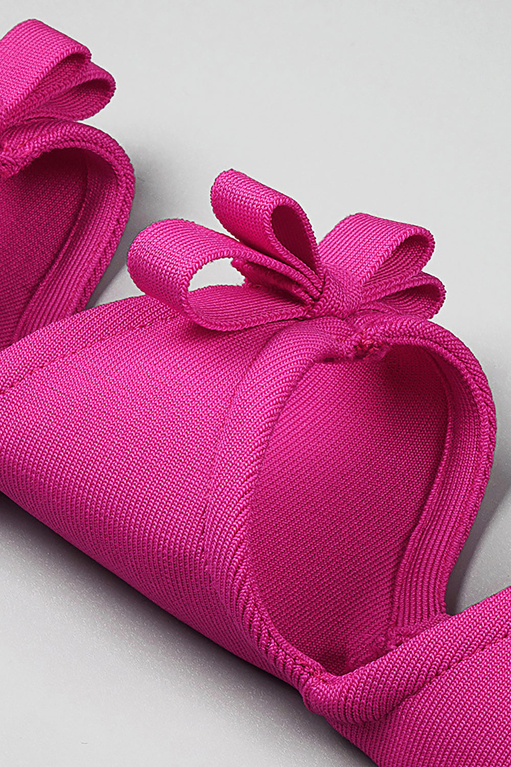 Mini vestido bandagem embelezado com laço recortado em vermelho rosa