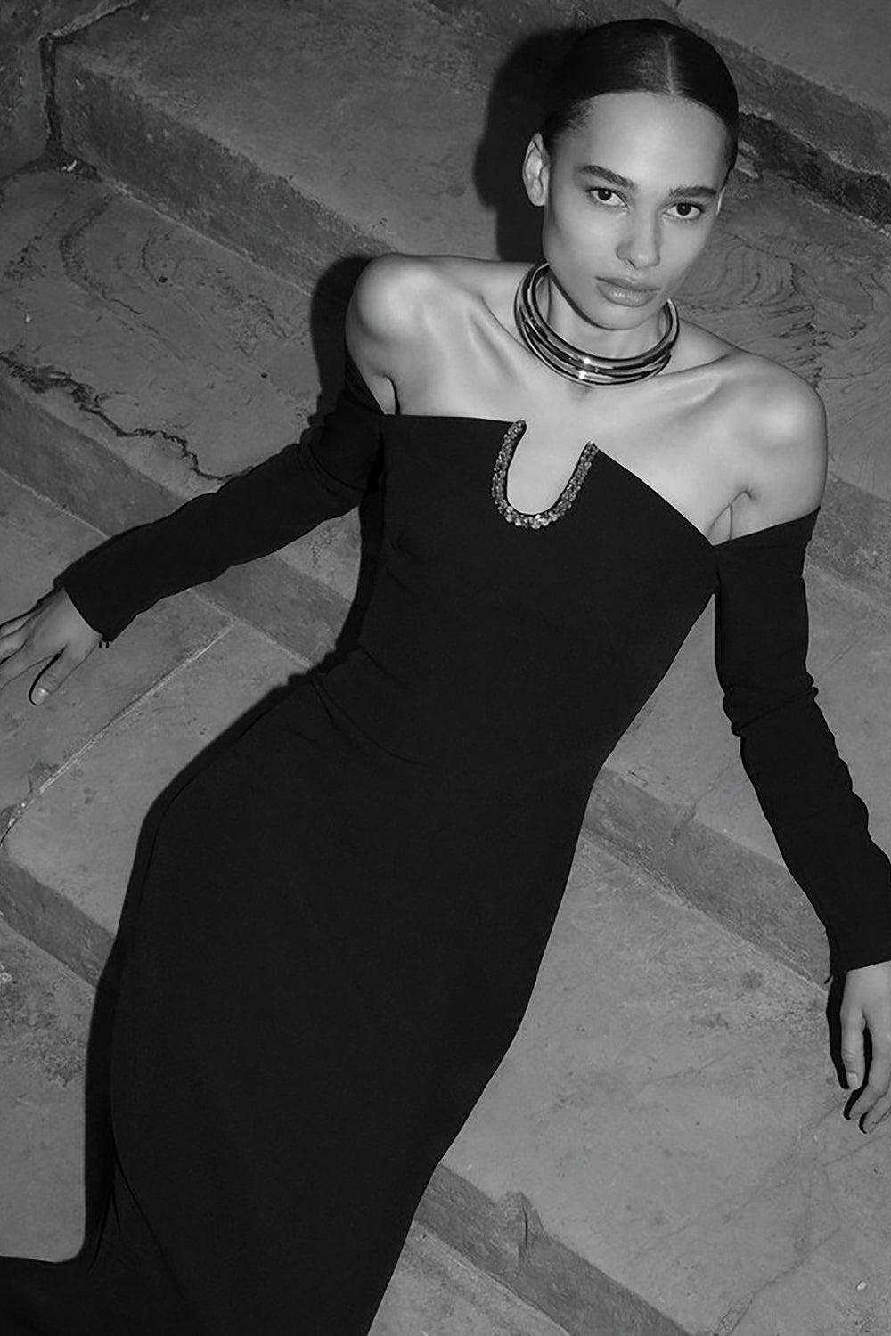 Elegante vestido de noche negro con hombros descubiertos