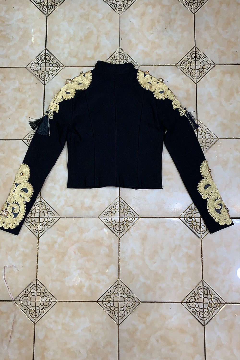 Jaqueta curta preta bordada com miçangas de manga comprida