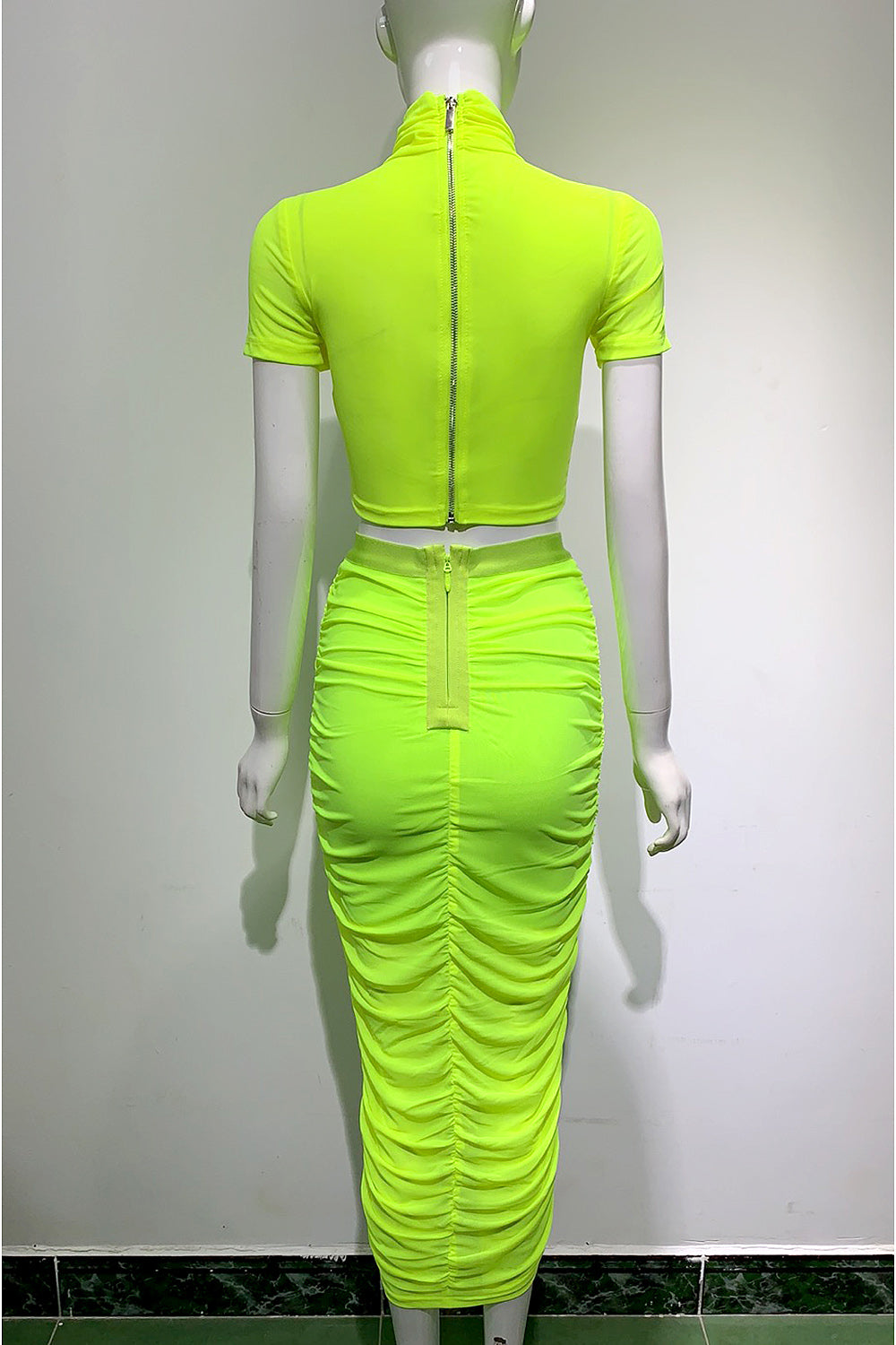 Falda ajustada de dos piezas verde fluorescente Falda plisada superior de manga corta con cuello alto