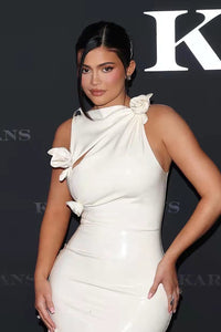 Kylie Jenner Glam con vanguardista vestido ceñido de látex en blanco rosa