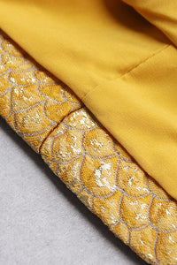 Mini vestido dourado com mangas e decote em V com babados