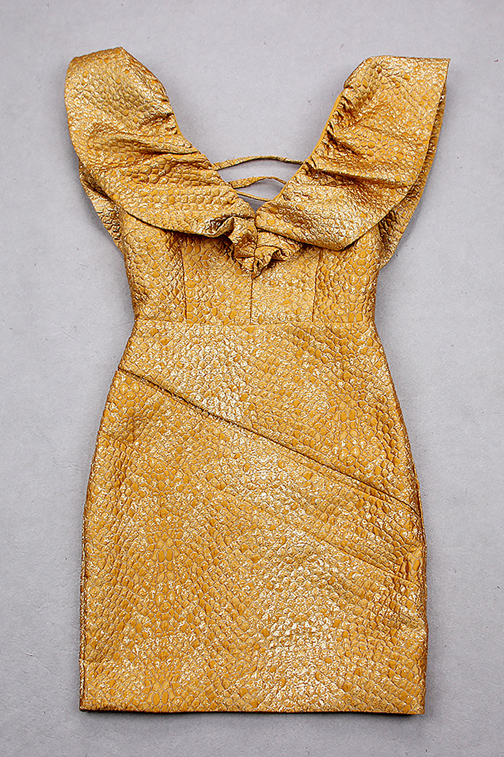 Mini vestido con volantes y cuello en V con mangas de capa doradas