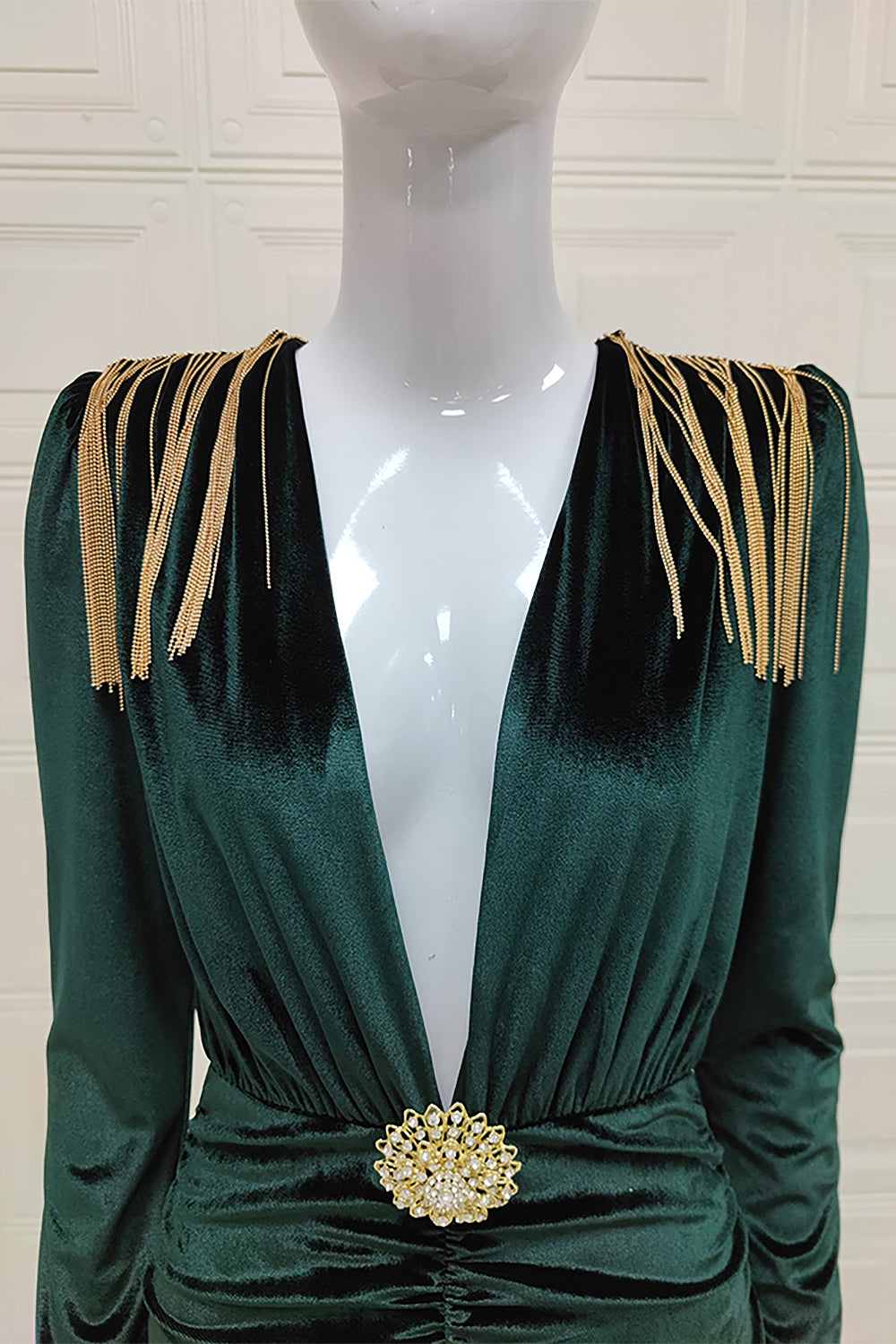 Vestido de terciopelo verde con cuello en V