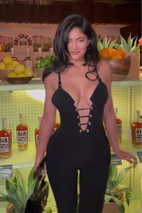 Kylie Jenne - Macacão preto com espartilho com cadarço