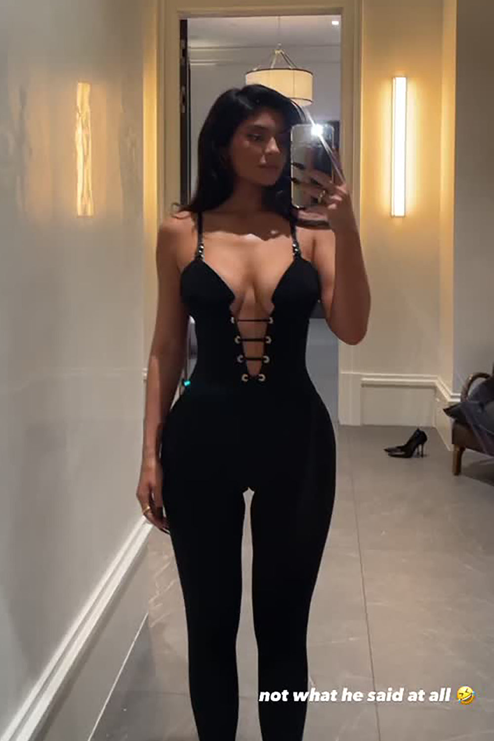 Kylie Jenne - Macacão preto com espartilho com cadarço