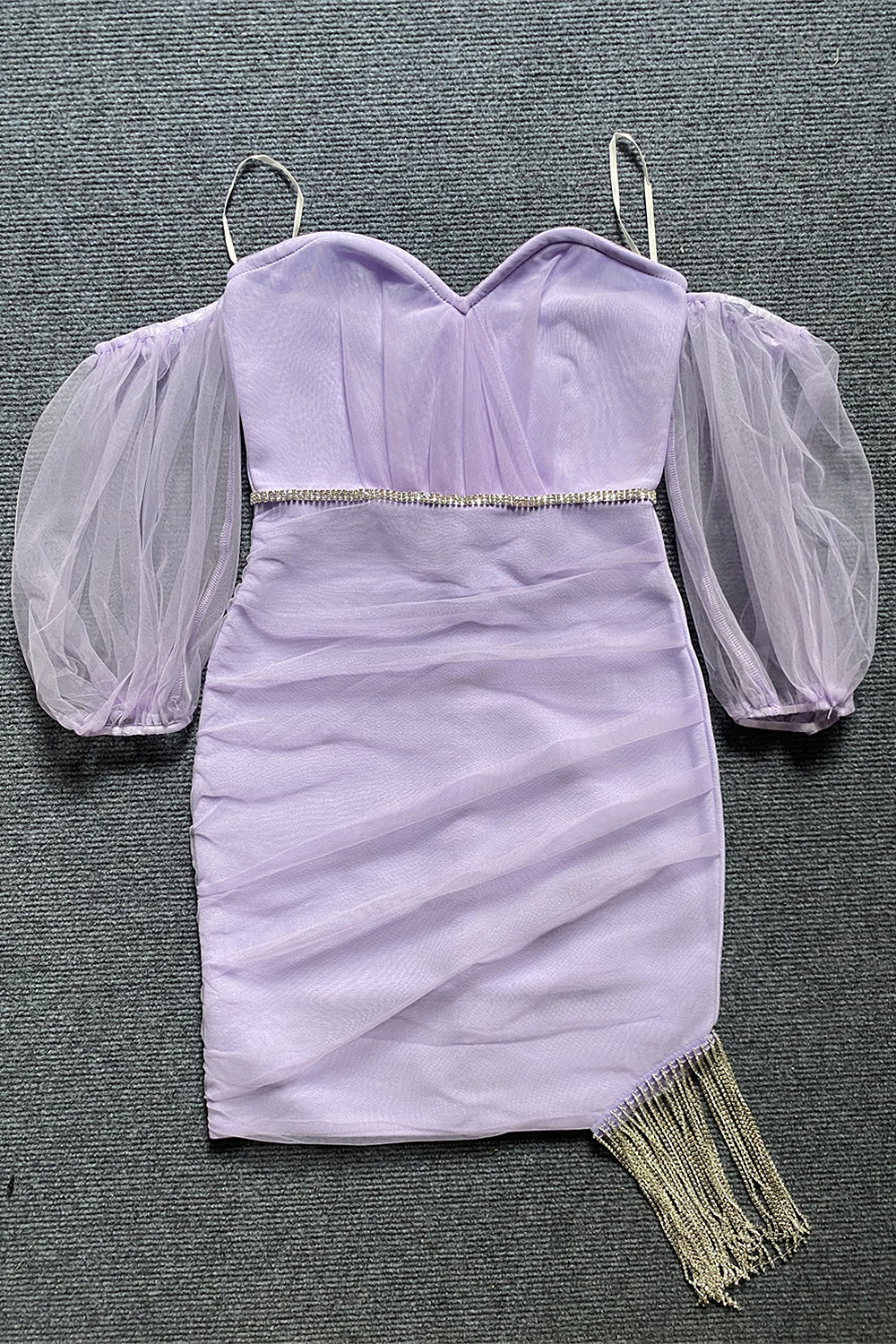 Mini vestido ajustado con borlas de diamantes y malla con mangas abullonadas y hombros descubiertos