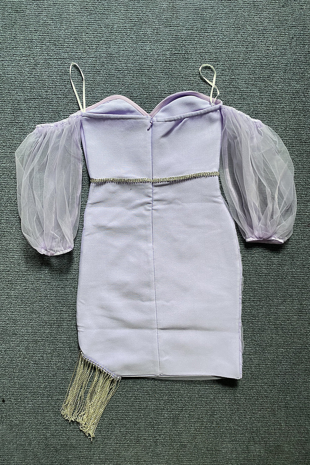 Mini vestido de bandagem com borla de diamante em malha com manga bufante e ombro de fora